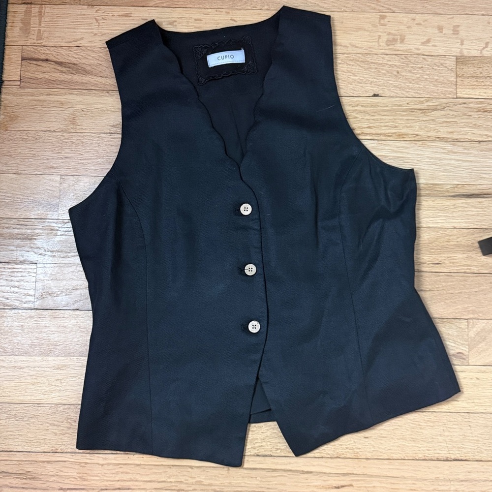 CUPIO button down ruffle accent vest black size medium tunic